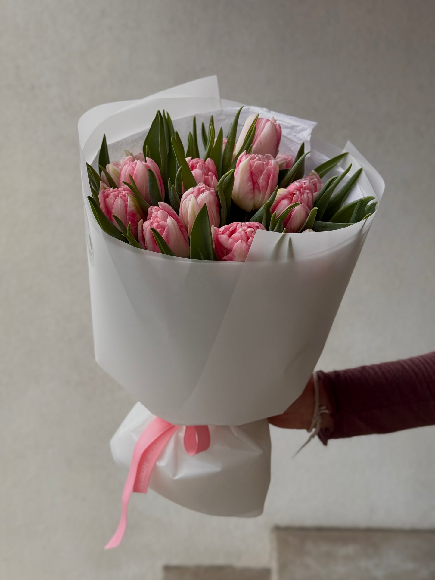 Kaunis 15 roosat topeltulpi, valges veekindlas paberis | Красивые 15 двойные розовые тюльпаны в белой водонепроницаемой бумаге | Beautiful 15 double pink tulips wrapped in white waterproof paper