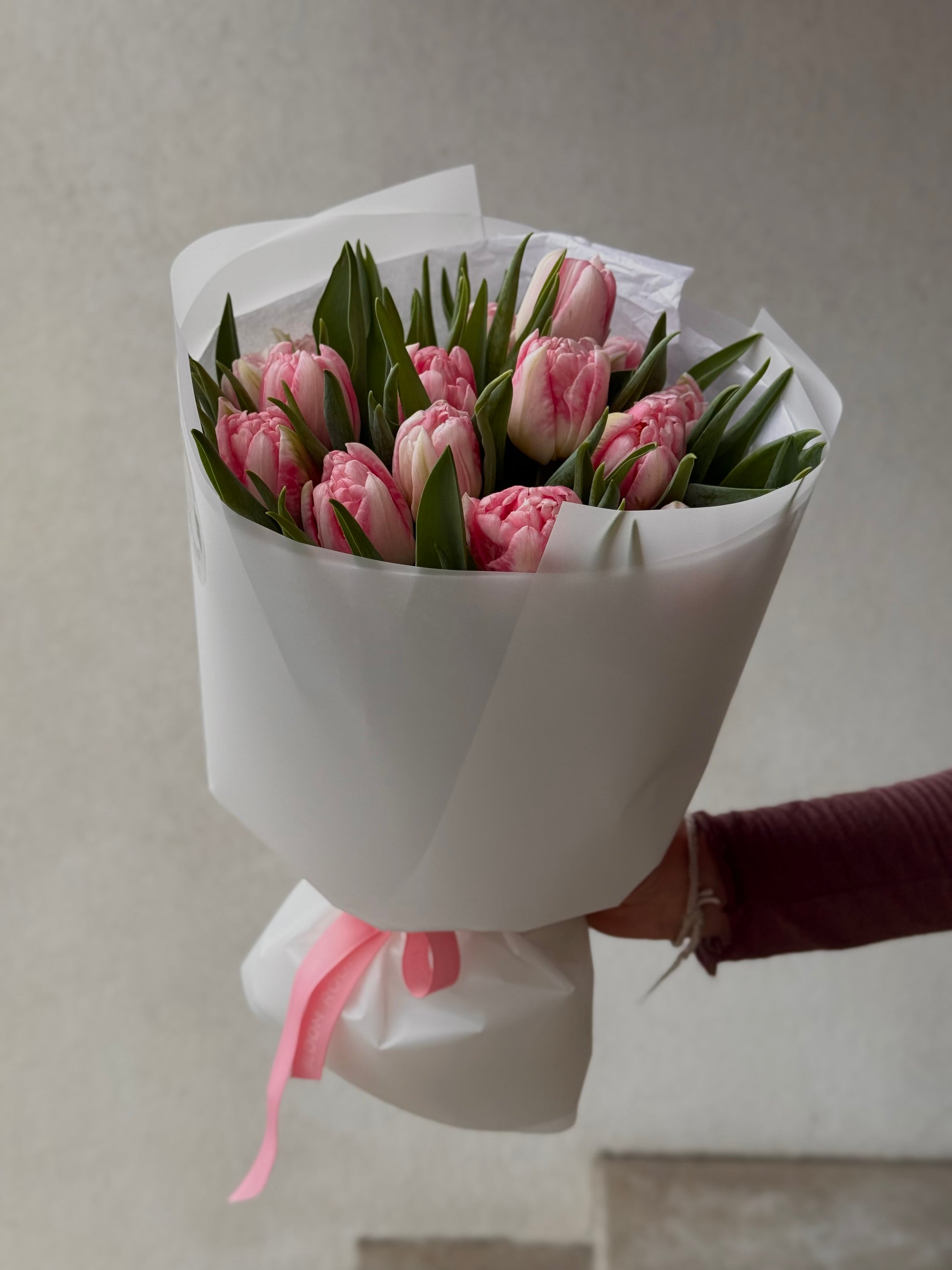 Kaunis 15 roosat topeltulpi, valges veekindlas paberis | Красивые 15 двойные розовые тюльпаны в белой водонепроницаемой бумаге | Beautiful 15 double pink tulips wrapped in white waterproof paper