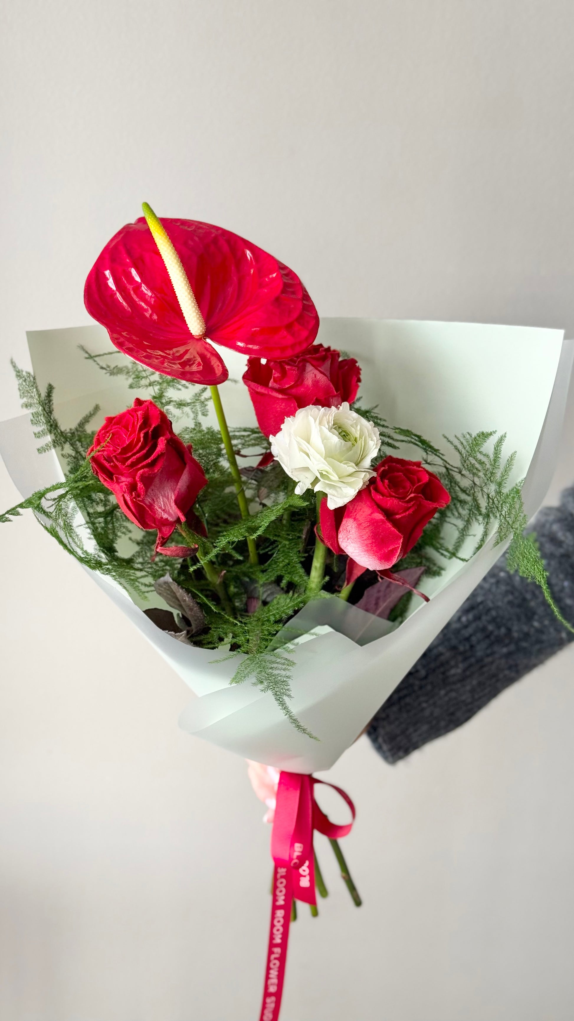 Wuthering Hights mini Art Bouquet koos antrüümide, sametirooside ja ranunkulustega | Мини-букет «Уайтинг Хайтс» с антуриумами, бархатными розами и ранункулюсом | Wuthering Hights mini Art Bouquet with anthurium, velvet roses, and ranunculus