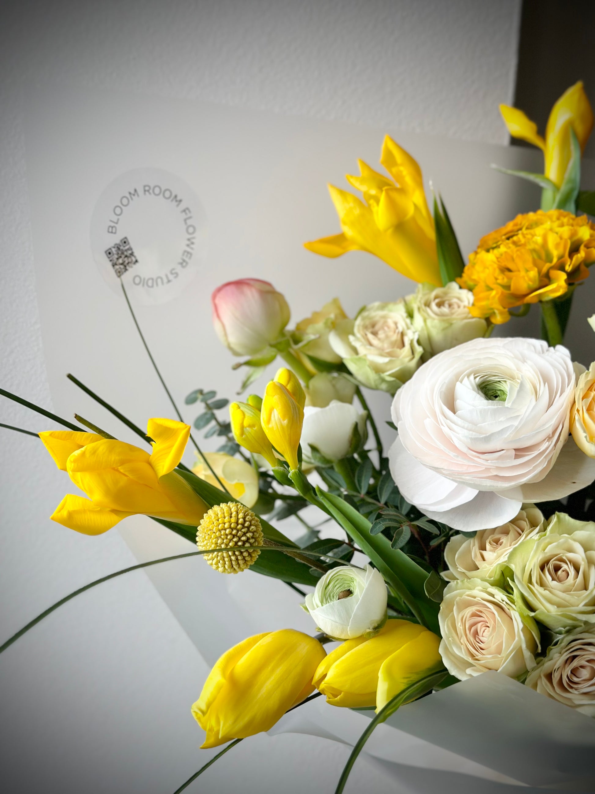 Kollane lillek Imprea piirialased, разноцветные цветы и зелень для весеннего букета | Luxury spring bouquet featuring yellow flowers and greens | Yellow flower bouquet with irises, ranunculus, freesia, and roses
