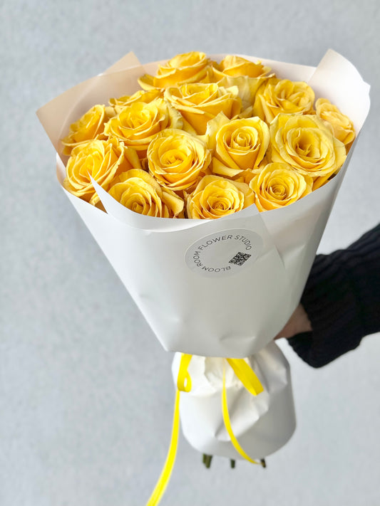 "Bumblebee" Mono bouquet – BloomRoom.ee, fresh flowers in Tallinn