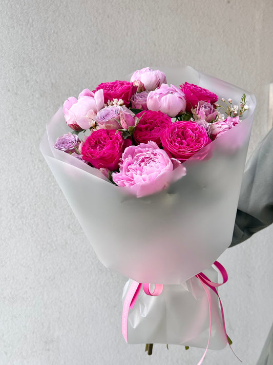 Roosa peiunia ja aedarooside kimp elegantse siidiga | Элегантный букет из розовых пионов и садовых роз | Luxurious bouquet of pink peonies and garden roses