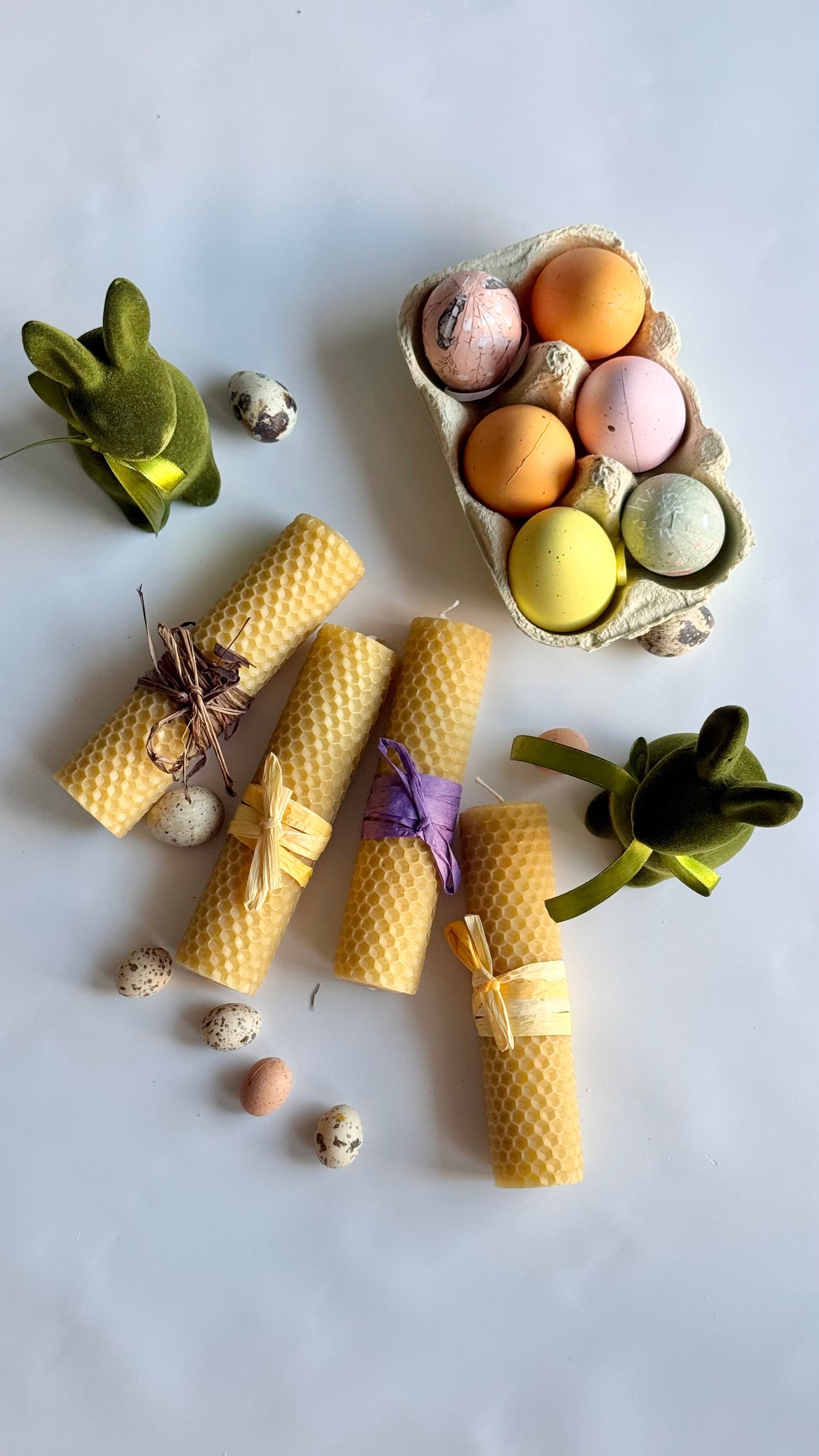 Handcrafted candles 100% natural beeswax, with herbs and essential oils. S size.