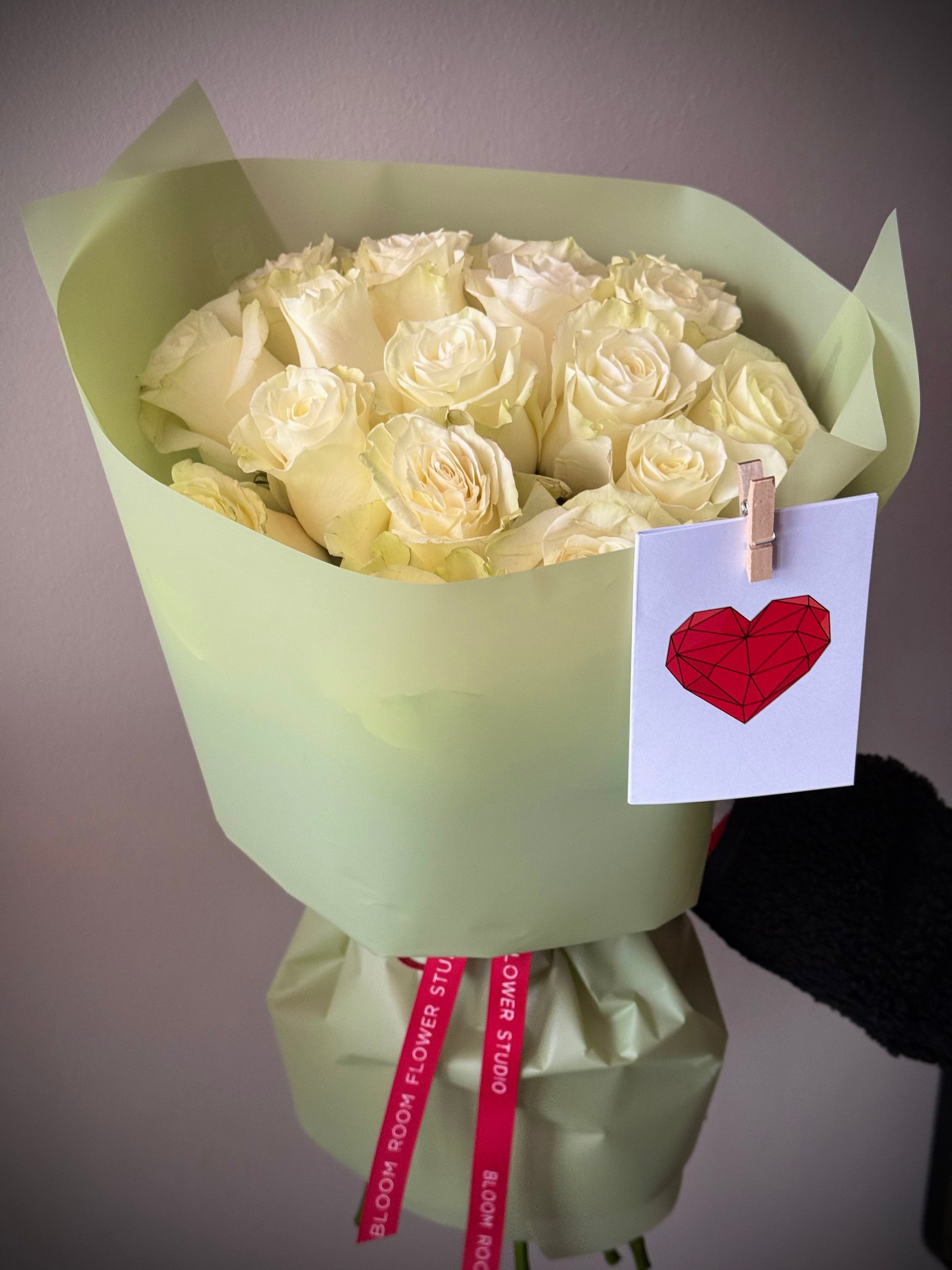 Valge roosi kimp luksuslikus mähises | Композиция из белых роз в упаковке класса люкс | Luxury bouquet of white roses in elegant wrapping