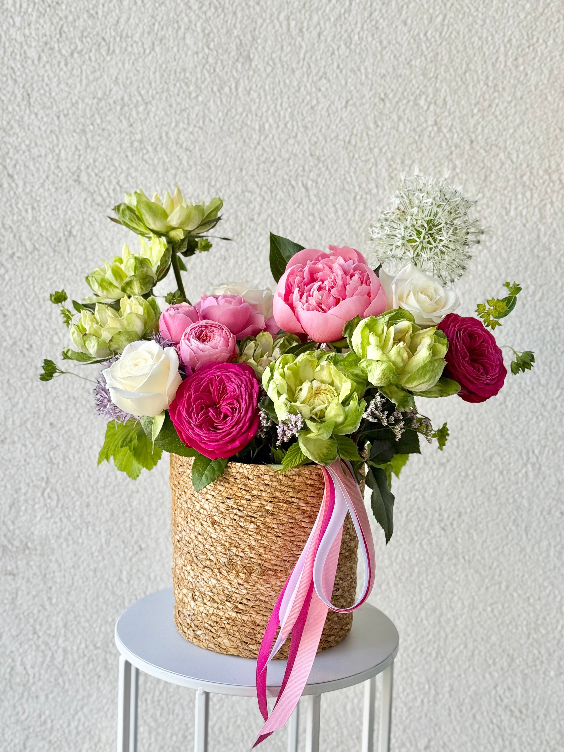 Suvekorvide lopsakas lillekimp | Роскошный цветочный букет для подарка | Luxurious flower arrangement in a wicker basket
