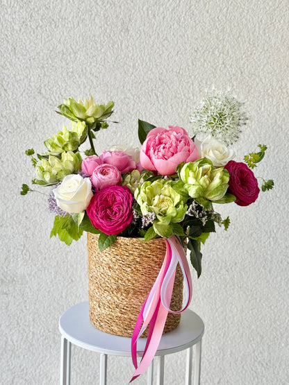 Suvekorvide lopsakas lillekimp | Роскошный цветочный букет для подарка | Luxurious flower arrangement in a wicker basket