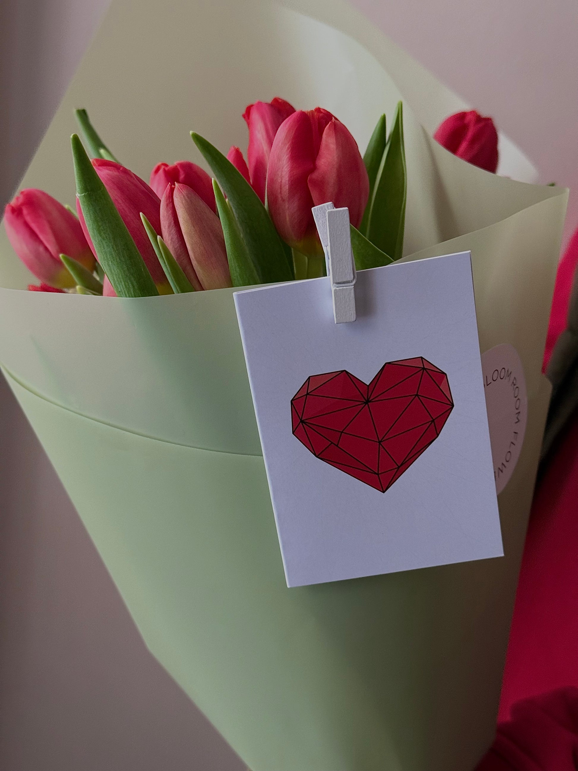 Kaheteistkümme punast tulpi rohelises paberis punaste paelatega ja südamekaardiga | Одиннадцать красных тюльпанов в зеленой упаковке с красными лентами и сердечным открыткой | Eleven red tulips wrapped in green paper with red ribbons and a heart card
