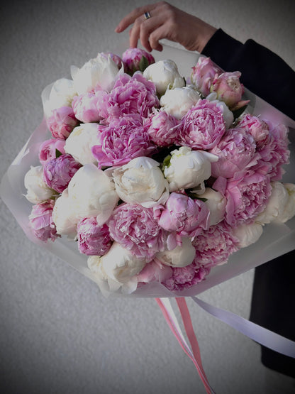 WOW bouquet with 50 pink and white peonies