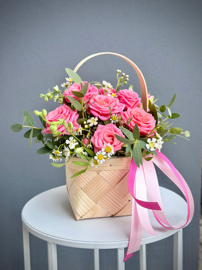 Rooside ja lilledega mini korv | Мини-корзинка с розами и цветами | Mini basket with pink roses and flowers arrangement