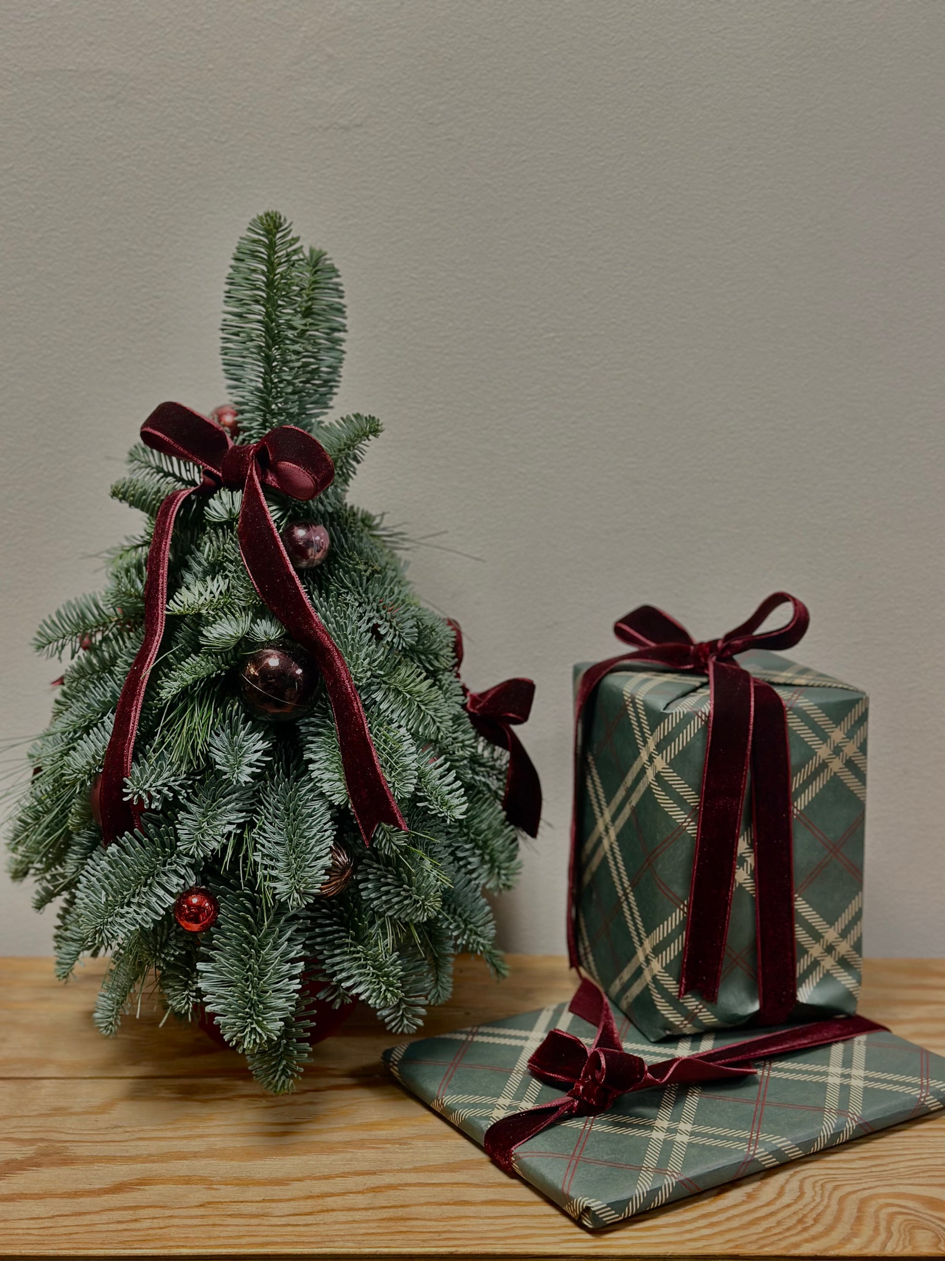 Ehtne burgundia värvi käsitööne jõulupuu ja kingitused | Ручная елка цвета бордо и подарки | Handmade burgundy Christmas tree with wrapped gifts