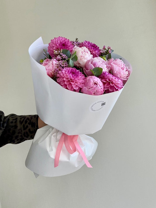"Peony and dahlias are a match made in heaven" Grand Bouquet – BloomRoom.ee, värsked lilled Tallinnas