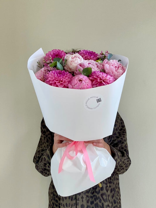 "Peony and dahlias are a match made in heaven" Grand Bouquet – BloomRoom.ee, värsked lilled Tallinnas