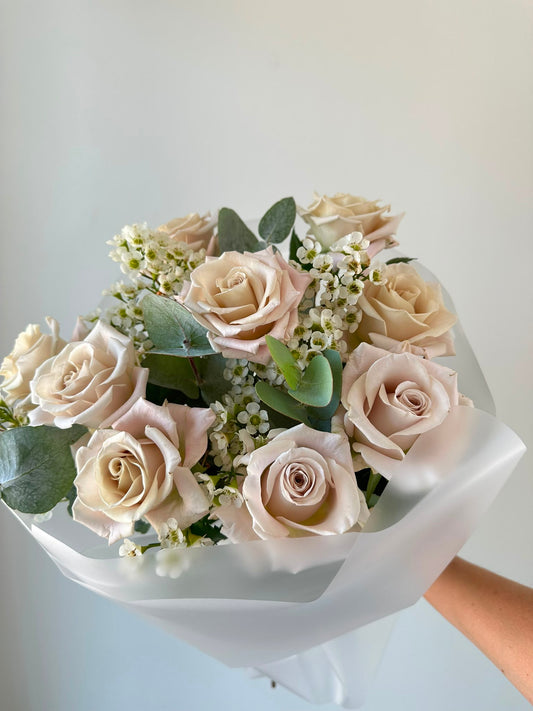 "Kisses and hugs" with special Menta roses – BloomRoom.ee, fresh flowers in Tallinn