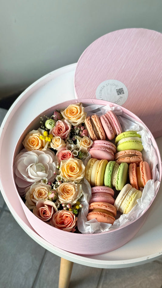Surprise Box with Macaron – BloomRoom.ee, fresh flowers in Tallinn