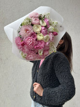 Загрузить изображение в средство просмотра галереи, WOW Bouquet. Example #2
