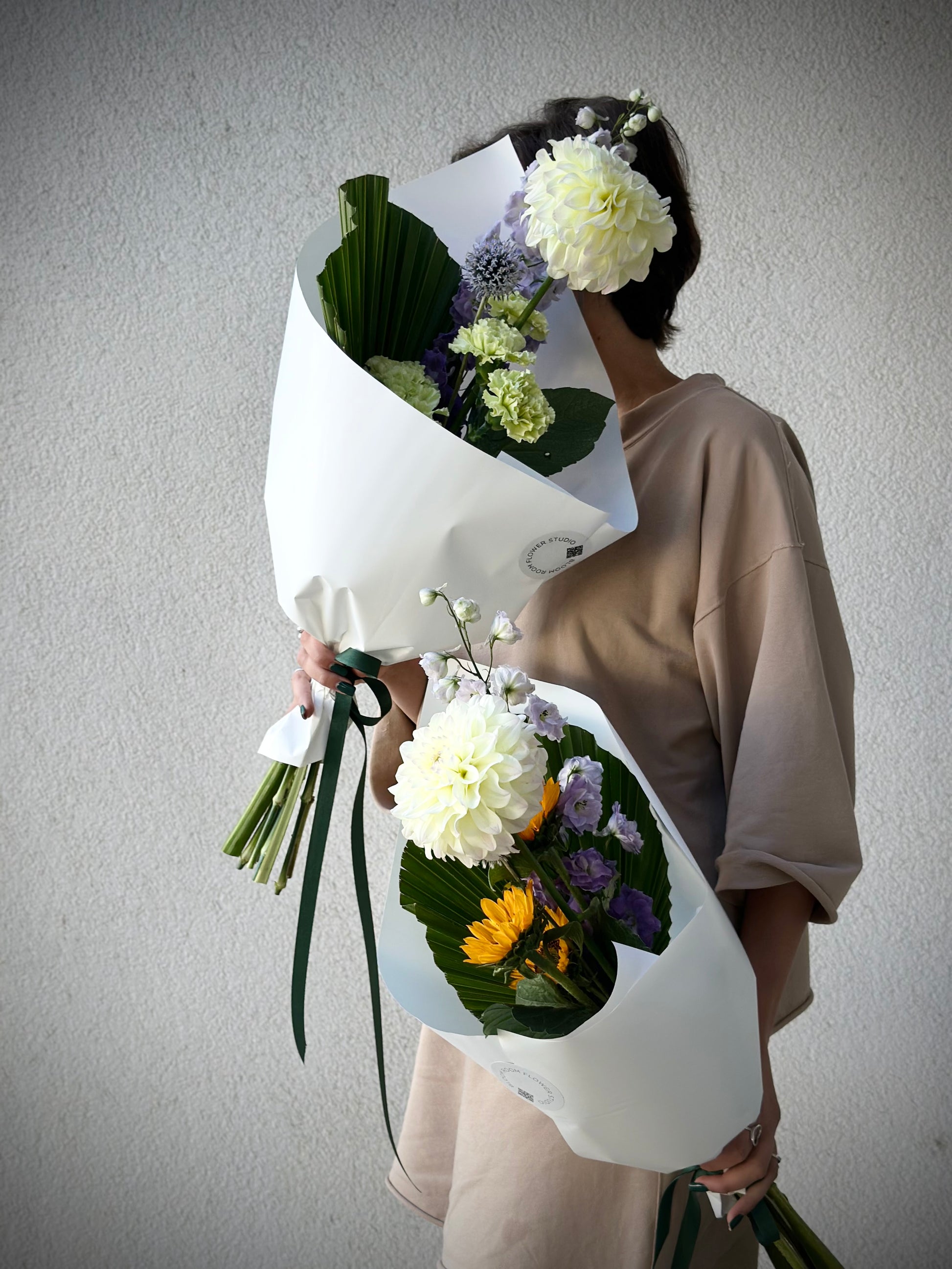 Авторский арт-букет / Signature bouquet by Best Florist in Tallinn includes seasonal flowers wrapped in waterproof paper, tied with branded ribbon, with a sticker and care instructions included.