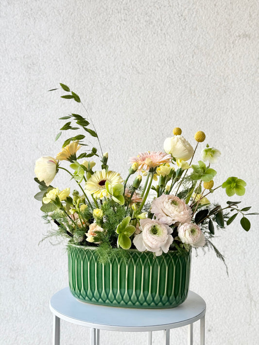 Table decor in a ceramic pot – BloomRoom.ee, fresh flowers in Tallinn
