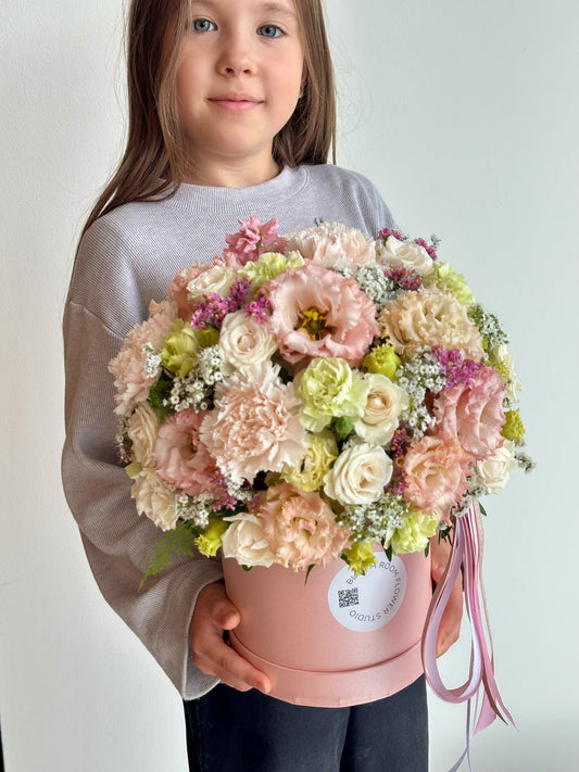 Midi Bloom Box «Creme de la Creme» – BloomRoom.ee, värsked lilled Tallinnas