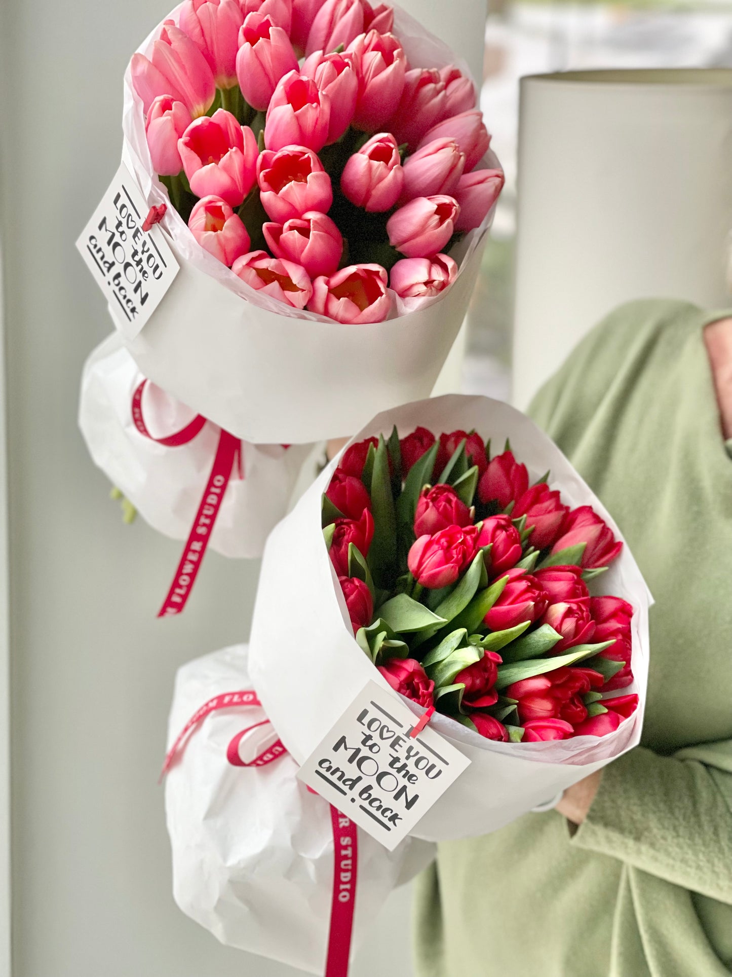 Roosad ja punased tulbid valges paberis | Розовые и красные тюльпаны в белой бумаге | Pink and red tulips wrapped in white paper