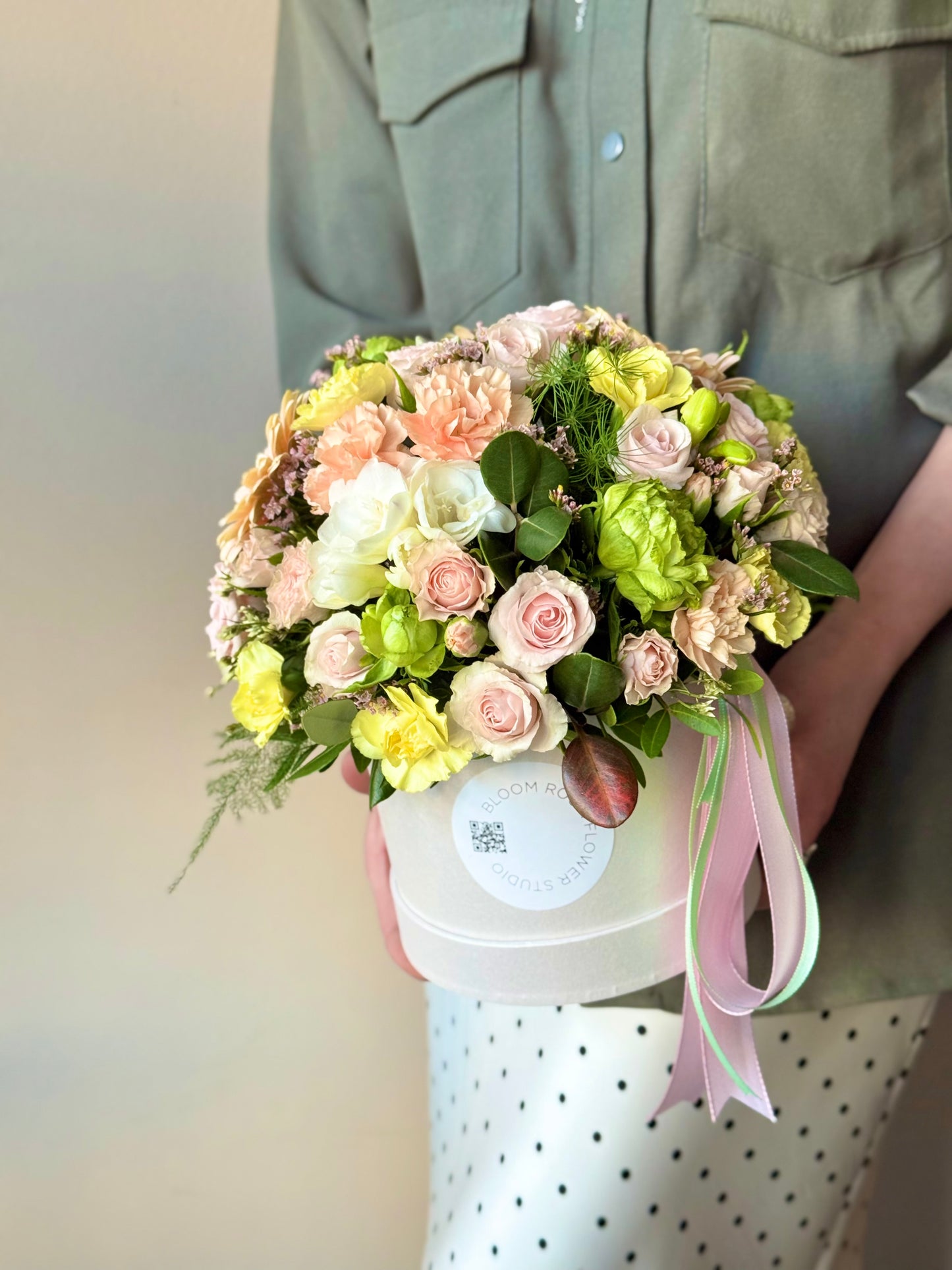 Luksuslik Midi Bloom Box koos rooside ja värvikate lilledega | Роскошная коробка Midi Bloom Box с розами и яркими цветами | Luxurious Midi Bloom Box with roses and vibrant flowers