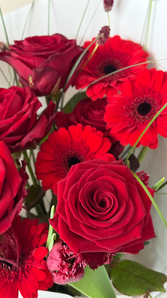 "Kiss Me " Art Bouquet – BloomRoom.ee, fresh flowers in Tallinn