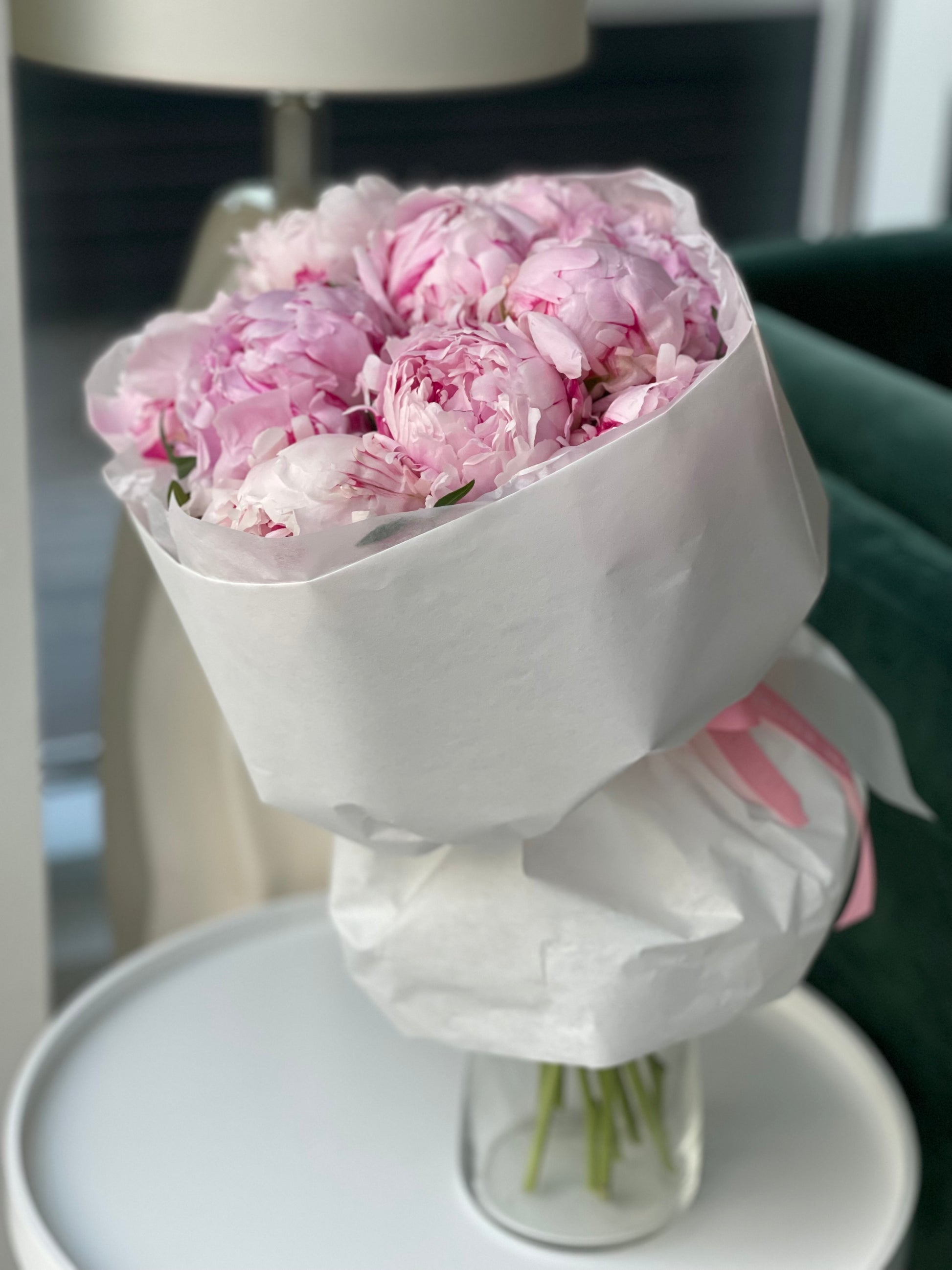 Roosa pojengide kimp valgetes paberites | Розовый букет пионов в белой упаковке | Pink peony bouquet wrapped in white paper