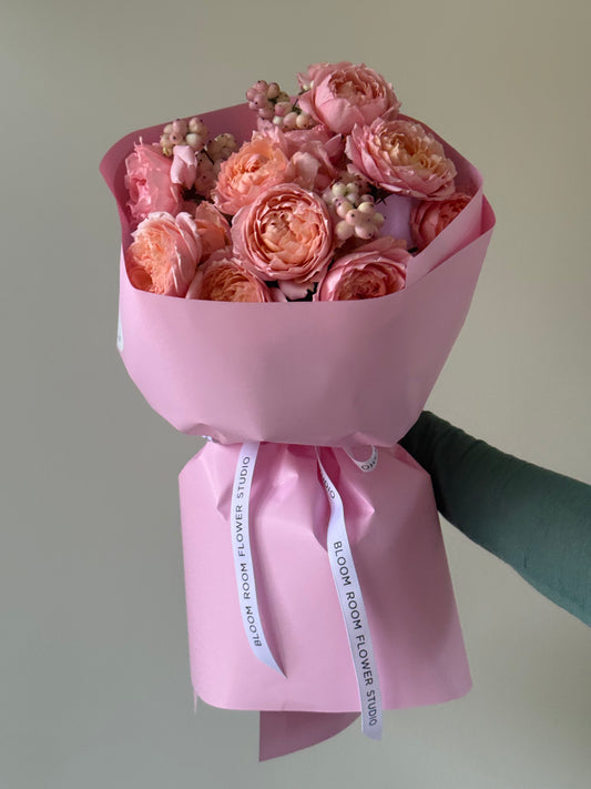 “Julietta” spray roses with symphorycarpos – BloomRoom.ee, värsked lilled Tallinnas