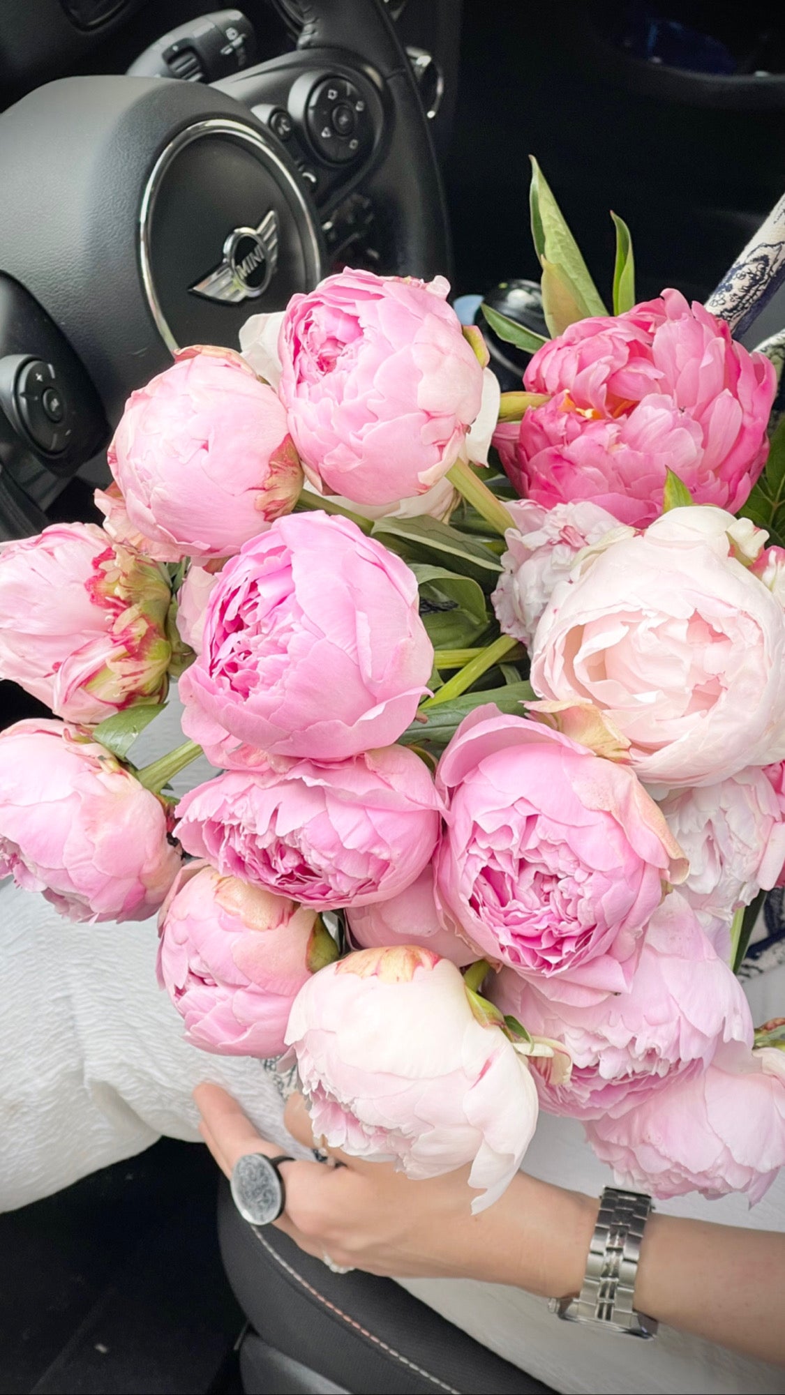 Roosa pionide kimp sõiduki juures | Букет розовых пионов в автомобиле | Pink peony bouquet in the car