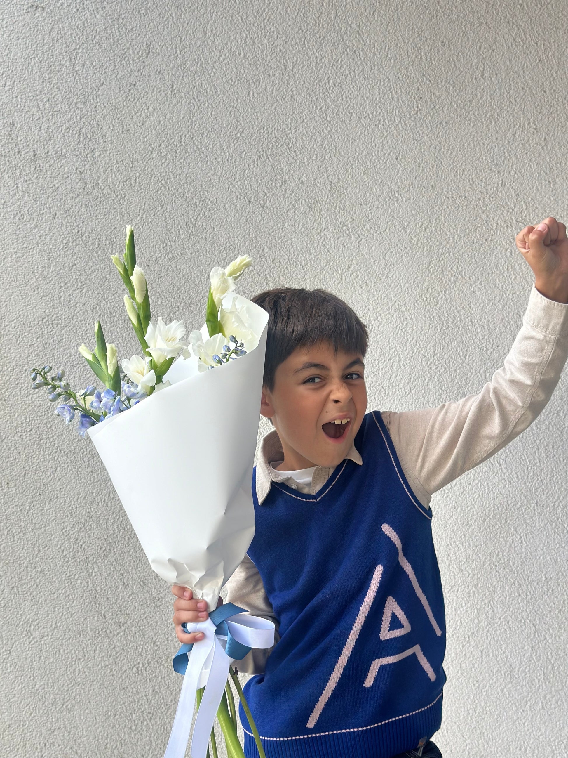Kaks toredat lilled poisi kätes, kes rõõmsalt tervitab | Мальчик с цветами в руках радуется | Happy boy holding flowers.