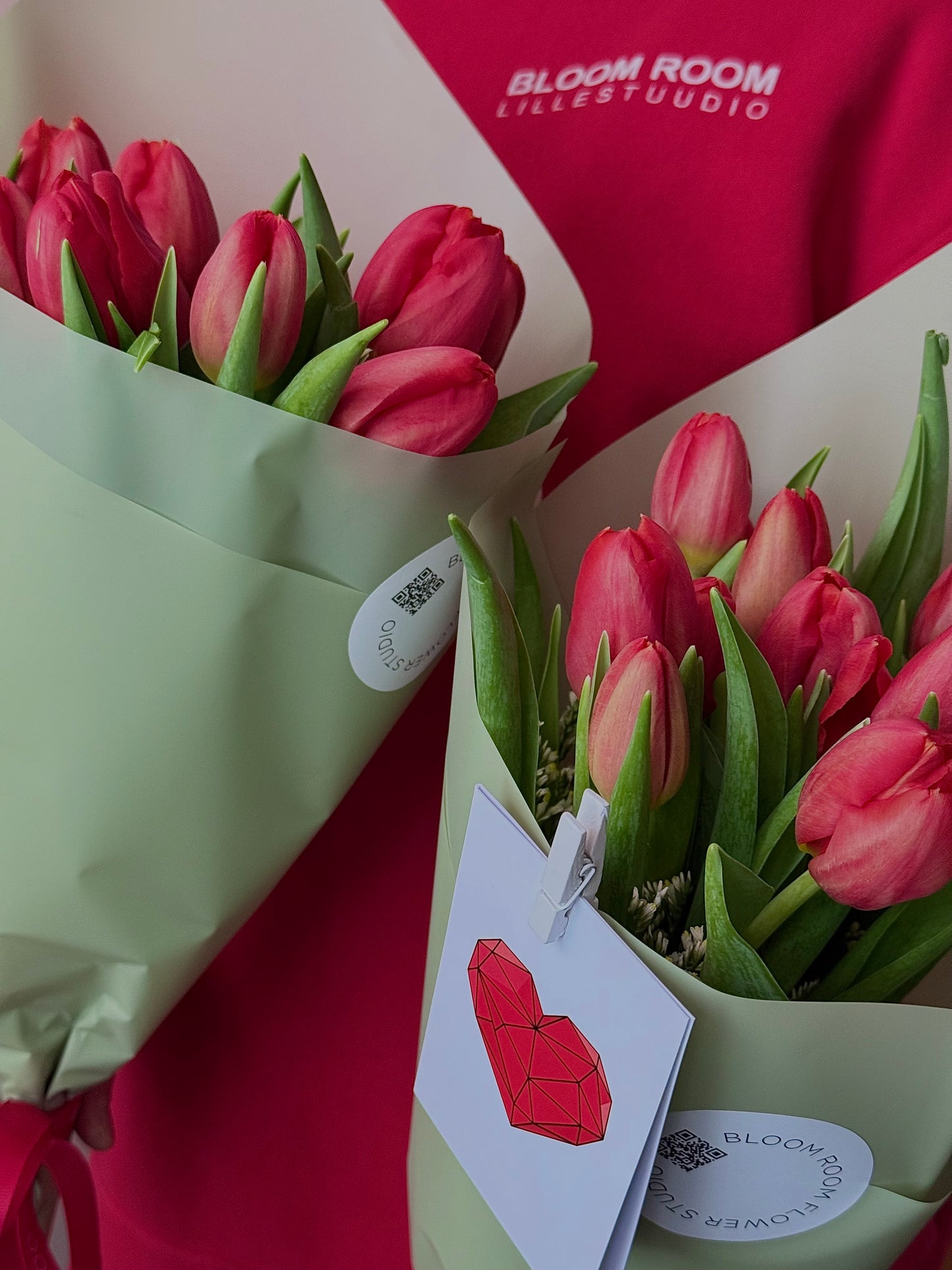 Punased tulbid rohelises pakkes südamekaardiga | Красные тюльпаны в зеленой упаковке с сердечным карточкой | Red tulips wrapped in green paper with a heart card