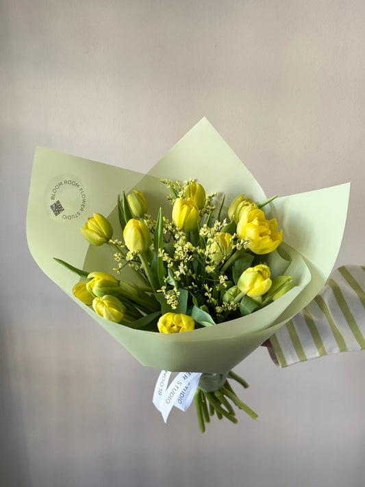 15 Yellow Peony Tulips with Limonium