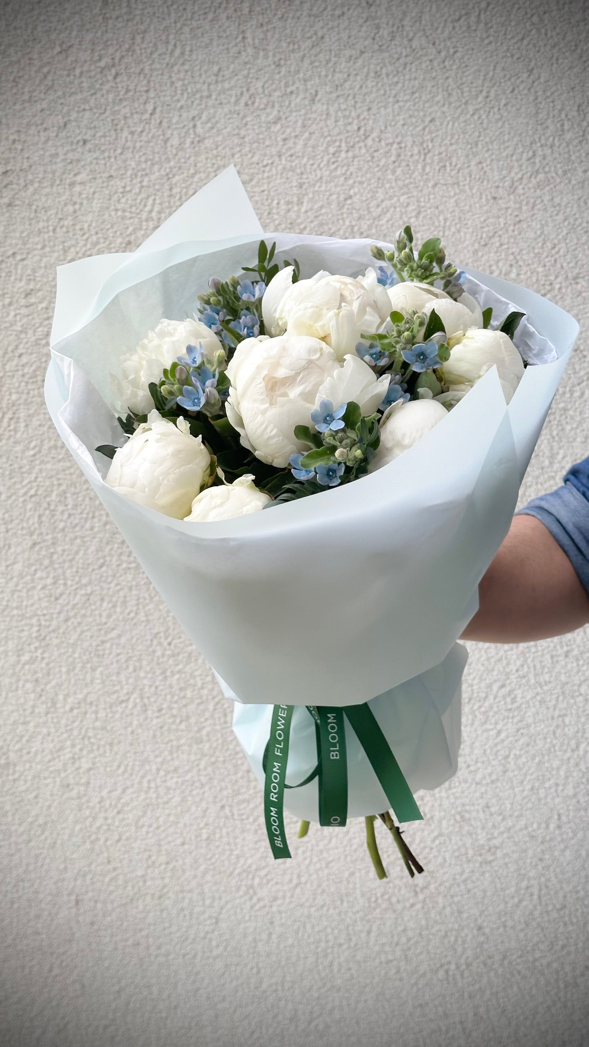 Авторский арт-букет / Signature bouquet by Best Florist in Tallinn includes seasonal flowers wrapped in waterproof paper, tied with branded ribbon, with a sticker and care instructions included.