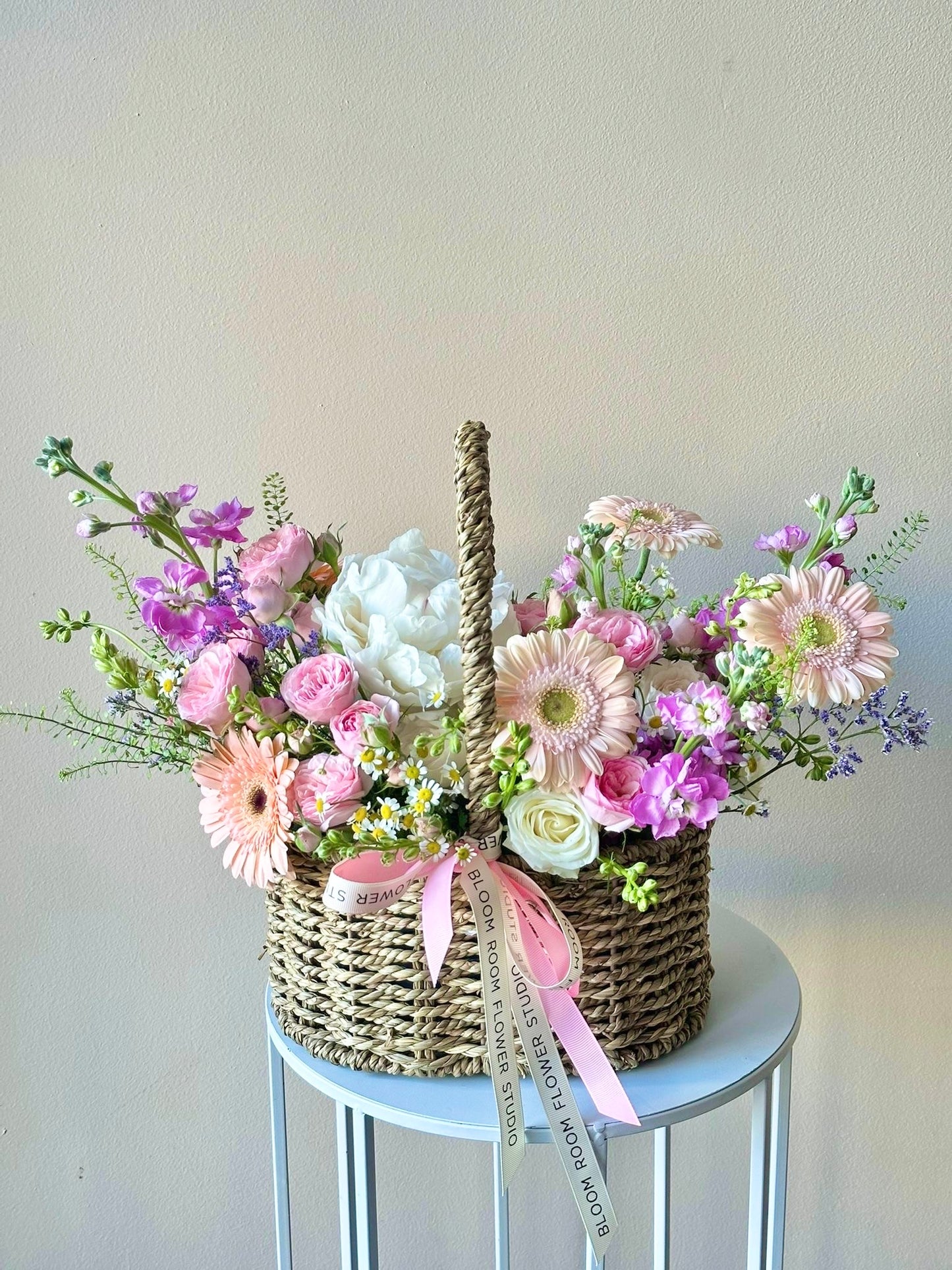 "Moms Garden" Flower Basket with spring mix