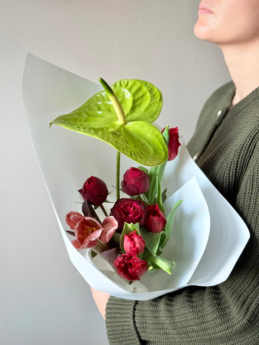 Kaunis pop-up kimp, koos anthuriumi, punaste rooside ja tulpidega | Роскошный букет из антуриума, красных роз и тюльпанов | Elegant pop-up bouquet featuring anthurium, red roses, and tulips – BloomRoom.ee, värsked lilled Tallinnas