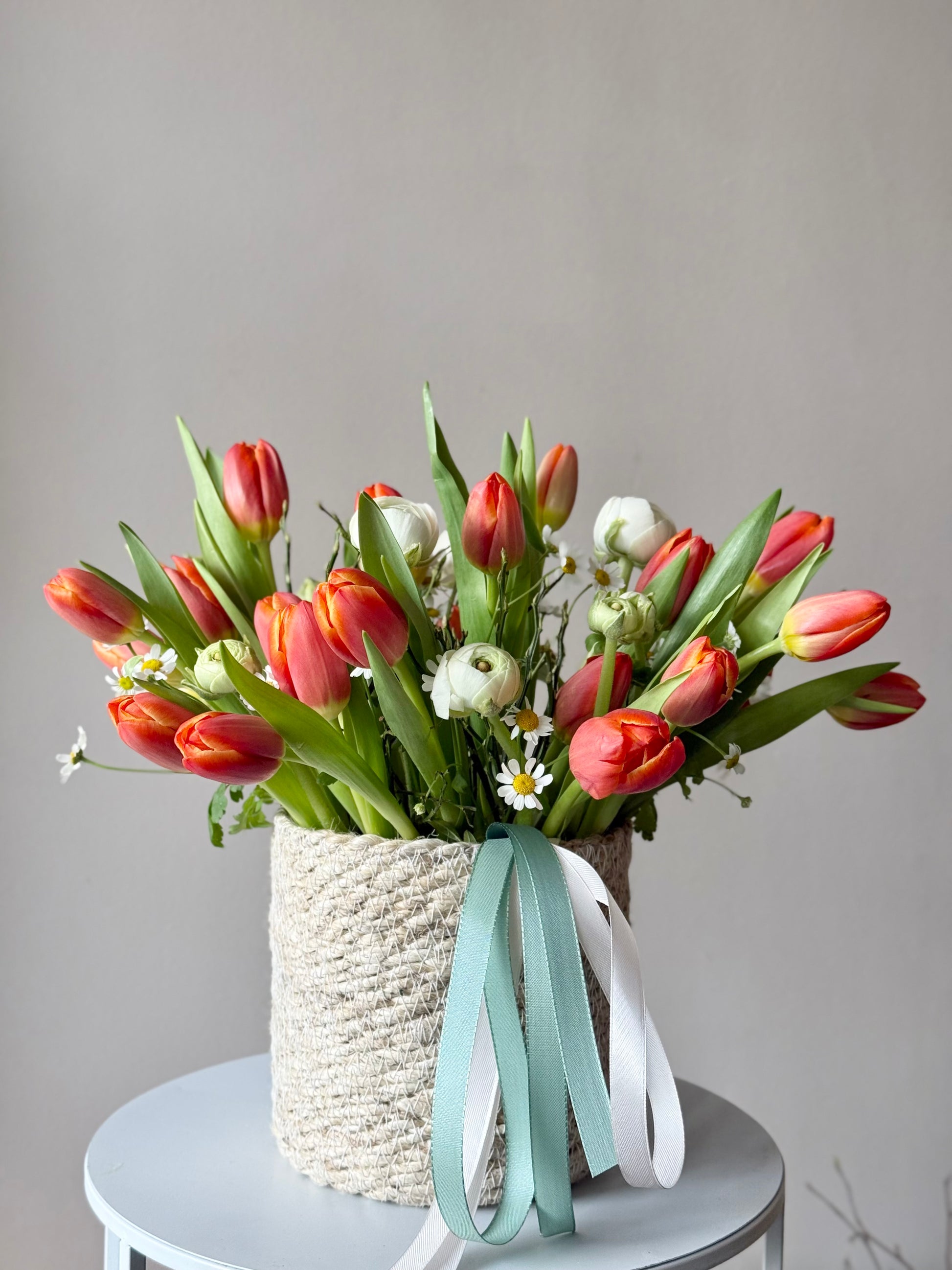 Kevadine teraapia kimp | Весенний терапевтический букет | "Spring Therapy" Basket with orange tulips and daisies