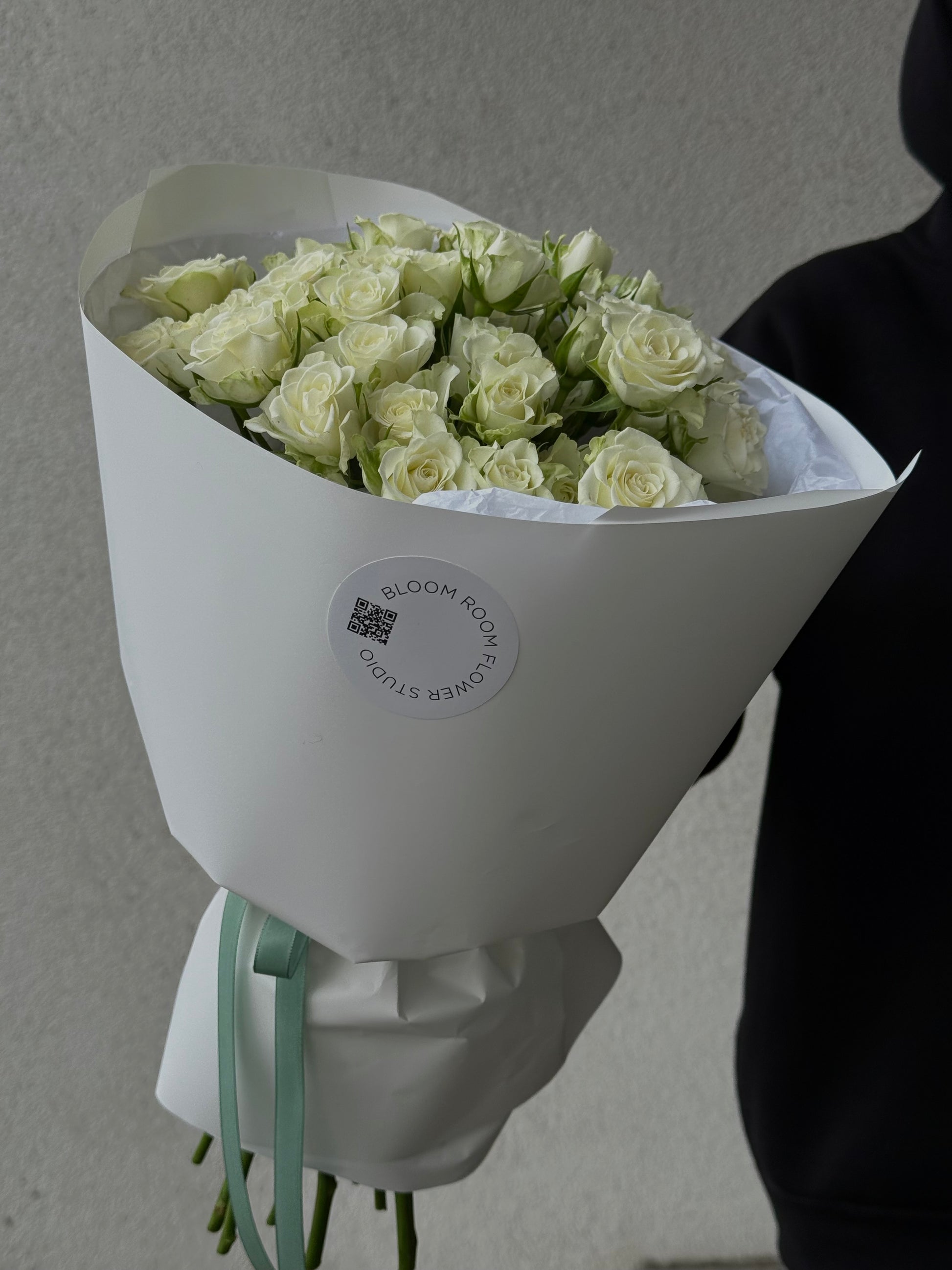 Valge rooside kimp luksuslikus pakendis | Букет белых роз в роскошной упаковке | Luxury white rose bouquet in stunning packaging