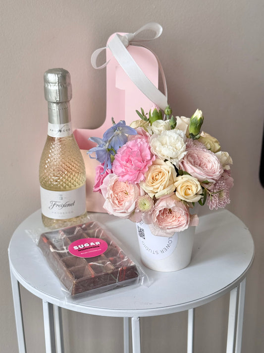 Gift set with flower cocktal, Prosecco and Dubai Chocolate