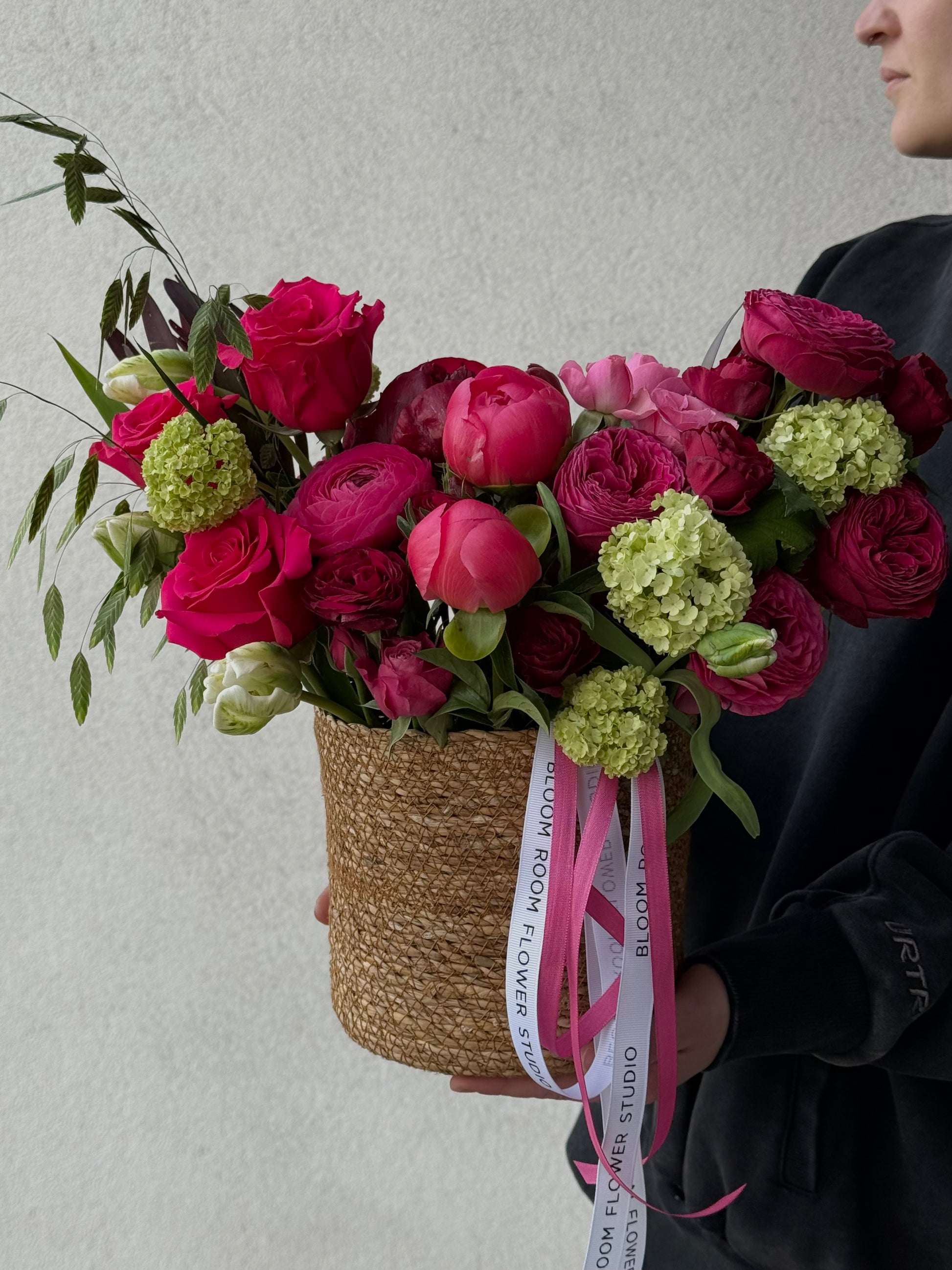 Kaunis rooside ja peooniate kimp mahedas korvis | Красивый букет роз и пионов в плетеной корзине | Beautiful bouquet of roses and peonies in a woven basket