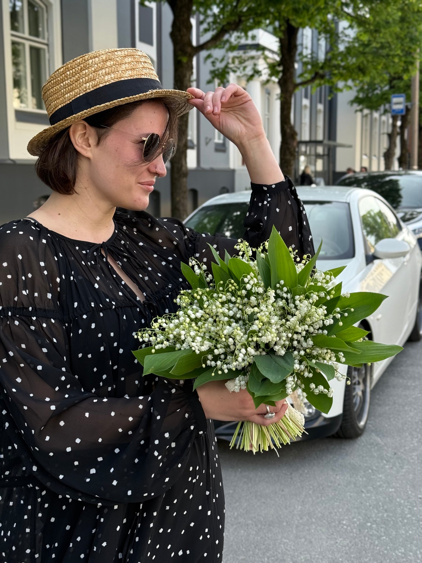 Lilley of the valley kimp kaunis naise käes | Букет ландышей в руках красивой женщины | Beautiful lily of the valley bouquet held by a lovely woman