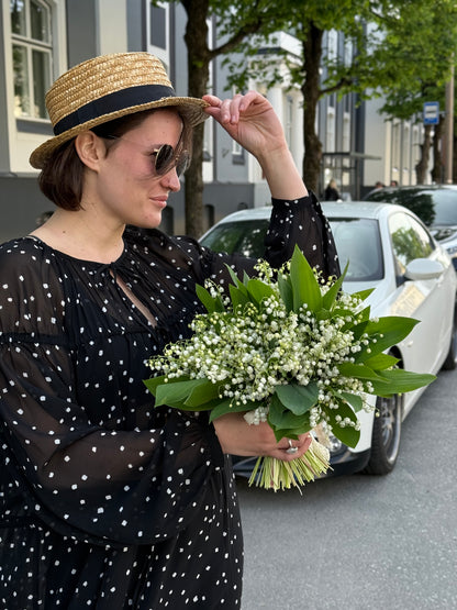 Lilley of the valley kimp kaunis naise käes | Букет ландышей в руках красивой женщины | Beautiful lily of the valley bouquet held by a lovely woman