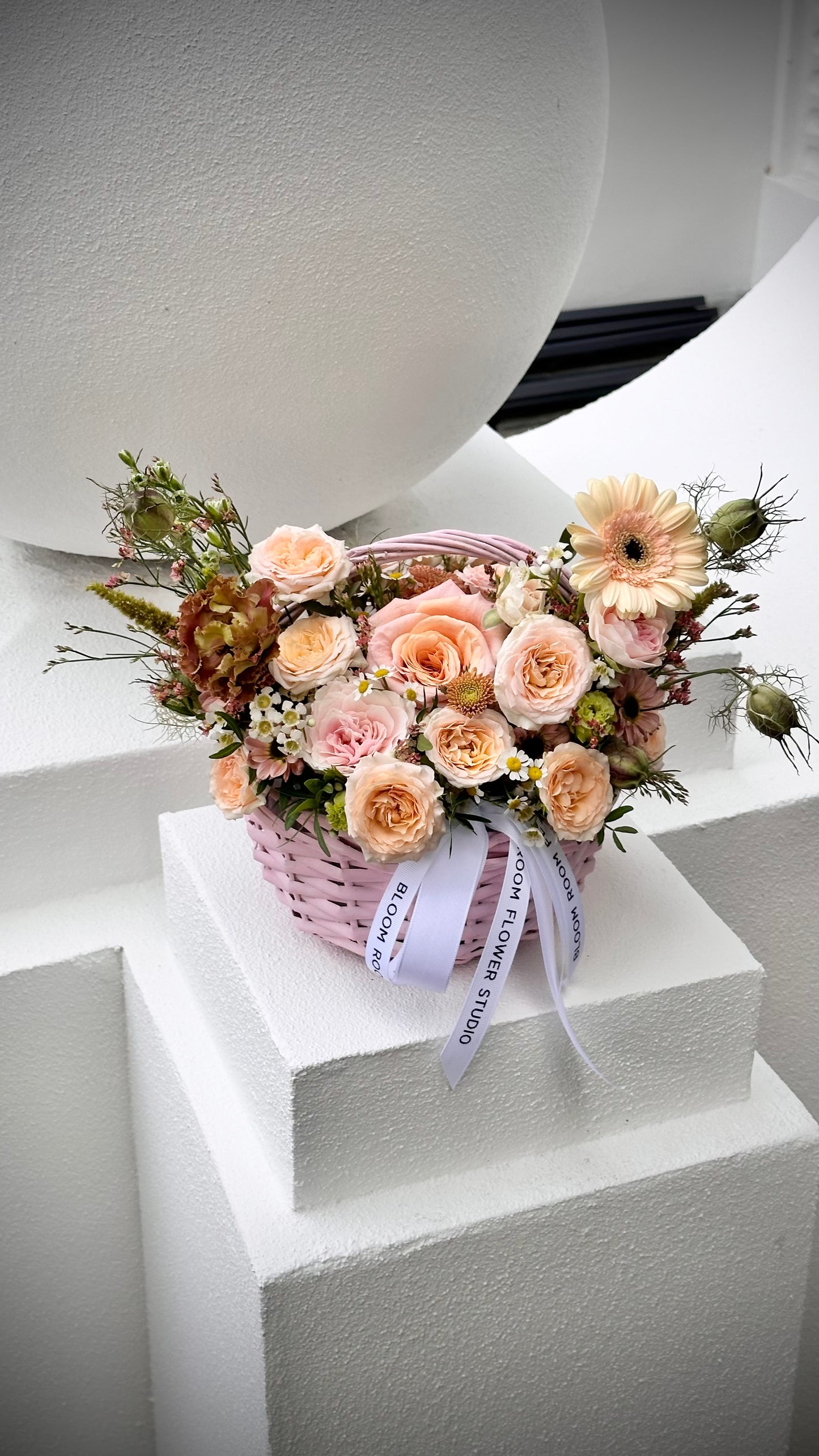 Roosa lillekorv, millel on roosad roosid ja kaunid õied | Розовая корзина с розами и красивыми цветами | Pink flower basket with roses and beautiful blooms