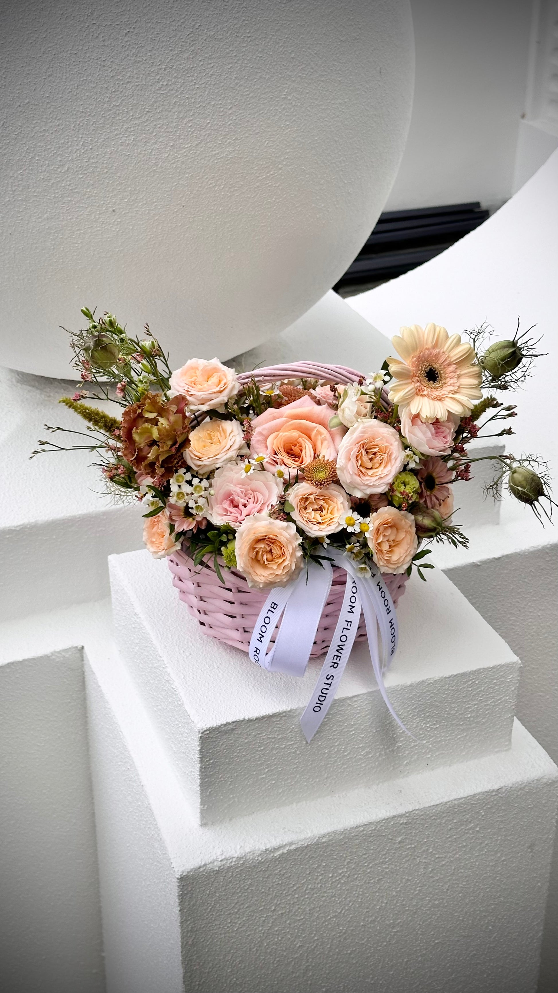 Roosa lillekorv, millel on roosad roosid ja kaunid õied | Розовая корзина с розами и красивыми цветами | Pink flower basket with roses and beautiful blooms
