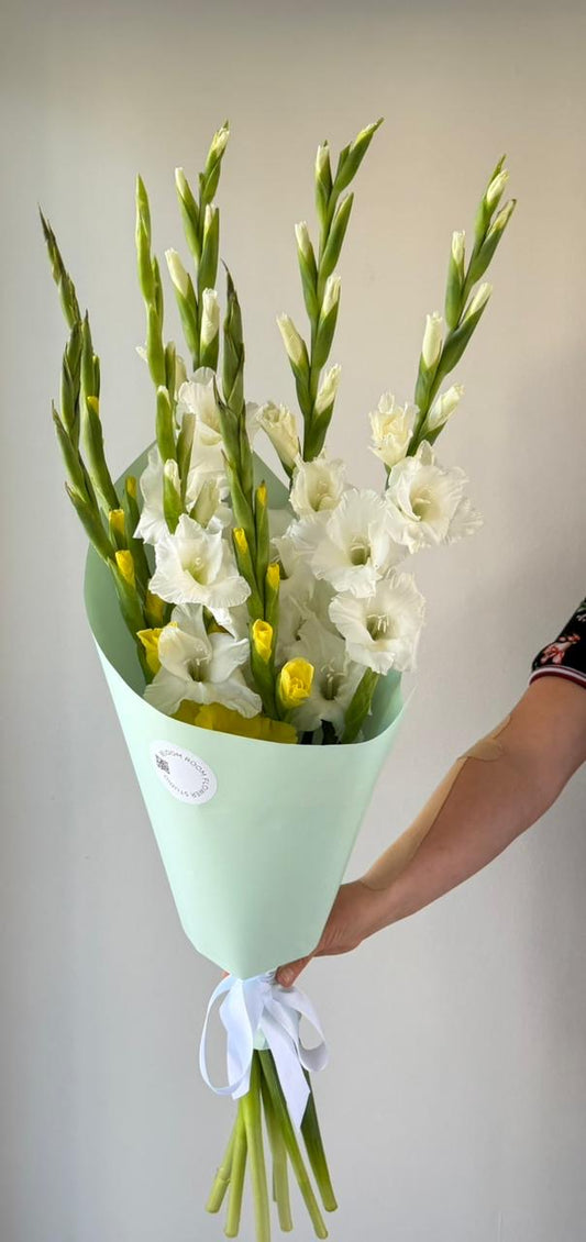 “Staitment” with 7 Gladioluses – BloomRoom.ee, fresh flowers in Tallinn