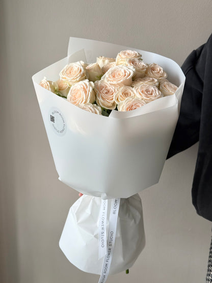9 Sofia roosi kimp mattvalges paberis | 9 розовых роз в матовой белой бумаге | 9 'Sofia' spray roses wrapped in matte white paper