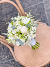 Загрузить изображение в средство просмотра галереи, White brides bouquet
