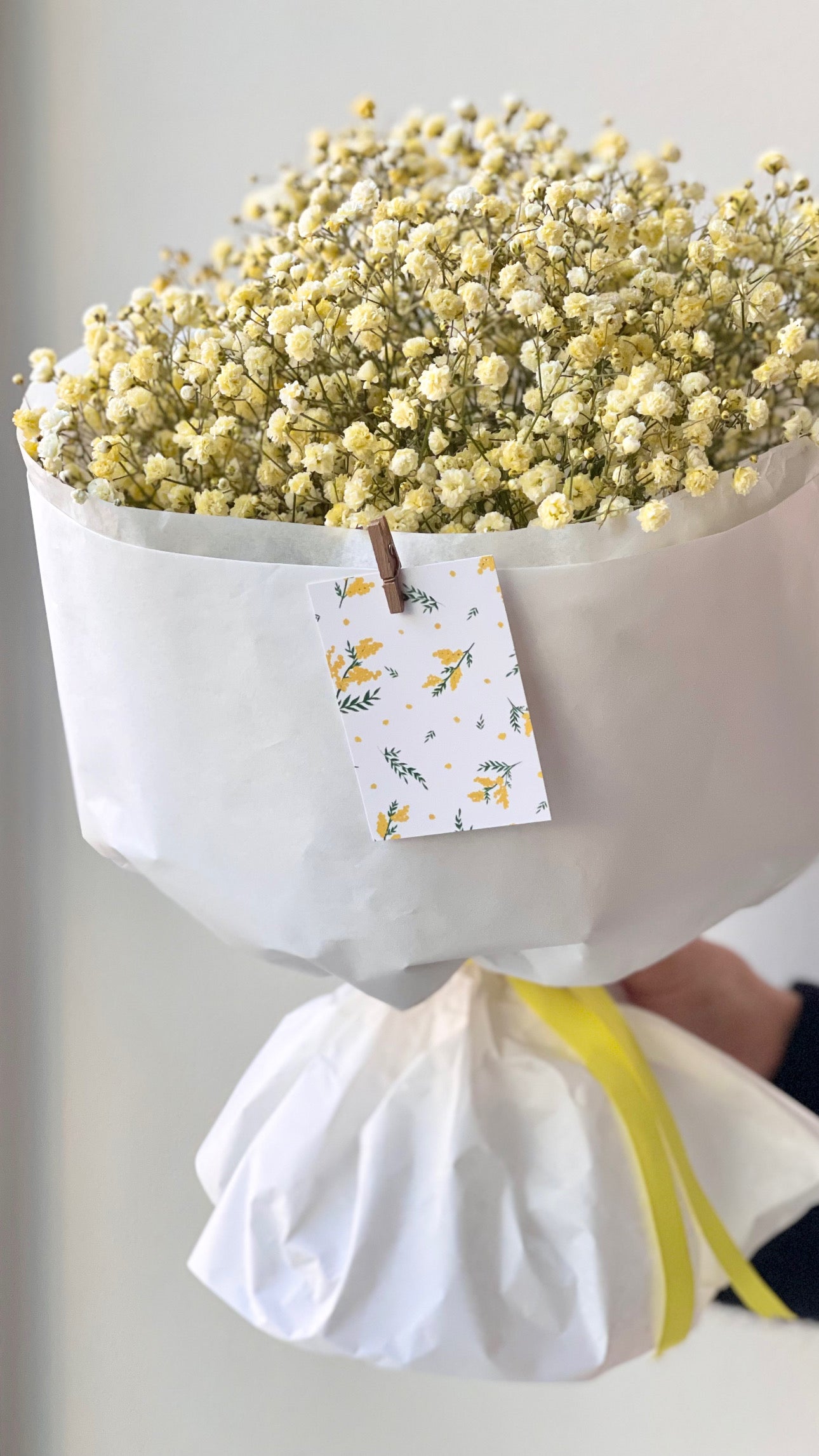 Kollaste lillede kimp valges pakendis | Букет желтых цветов в белой упаковке | Yellow flower bouquet in white wrapping