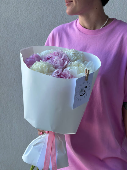 Valge ja roosa peoniikimp luksuslikul paberil | Букет из белых и розовых пионов в роскошной бумаге | Luxury white and pink peony bouquet in elegant wrapping