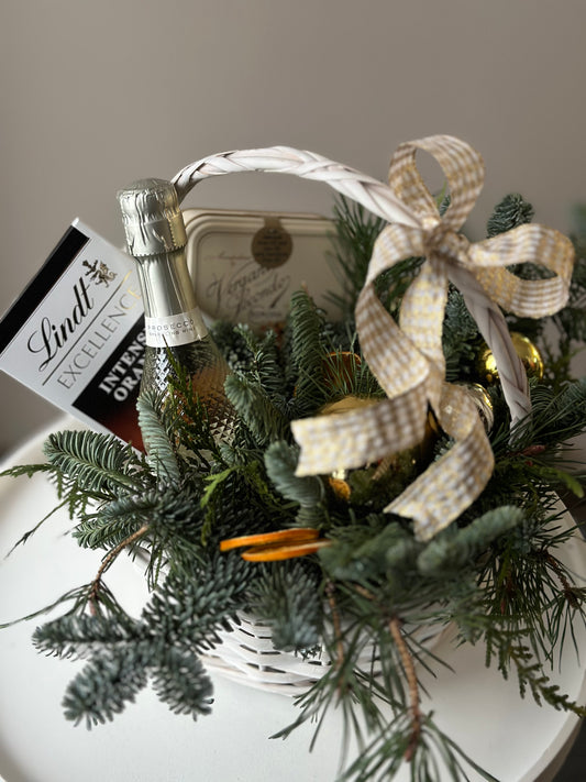 Christmas basket wits Prosecco, Chocolate, Italian candies – BloomRoom.ee, värsked lilled Tallinnas