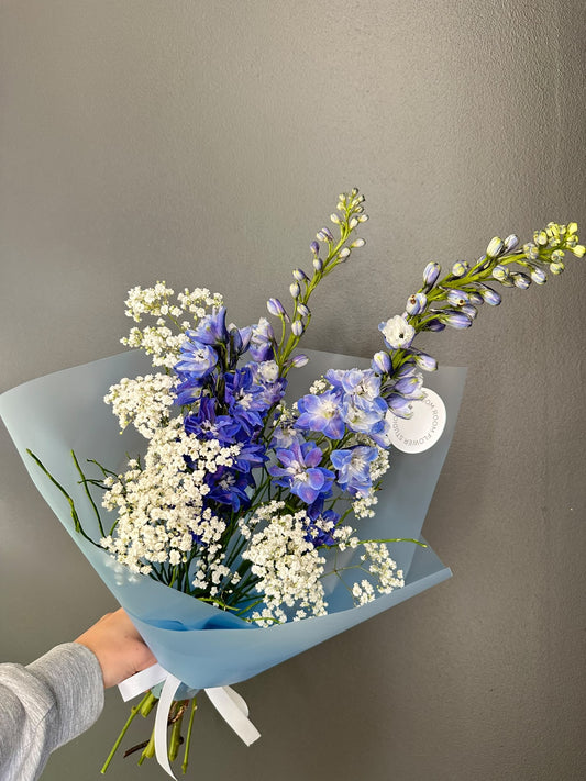 ”Clear sky 🩵” Art Bouquet – BloomRoom.ee, värsked lilled Tallinnas