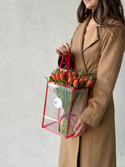 Tulbid kaasas | Тюльпаны на ходу | Tulips to go in a stylish red bag, perfect for gifting or personal enjoyment.